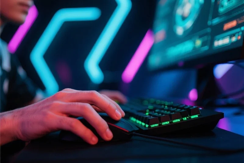 一位电子竞技选手在比赛中专注操作